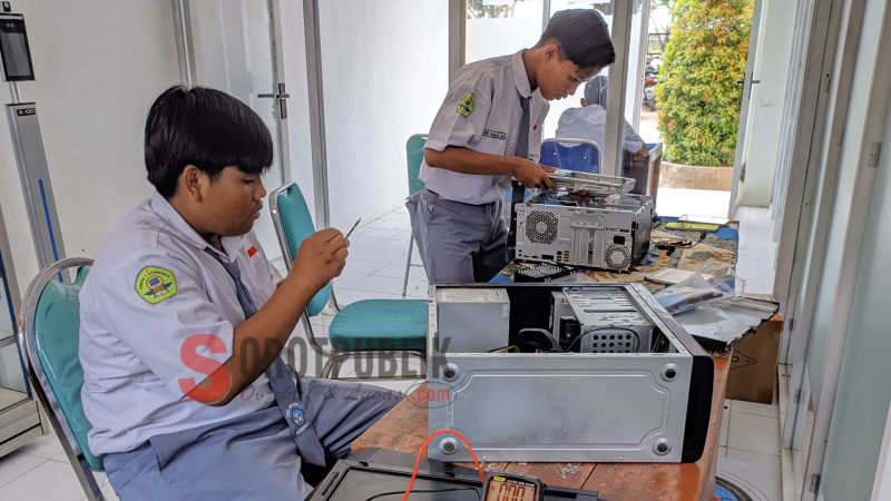 Salah satu kegiatan murid axioo class program di IT Center SMKN 1 Sumenep
