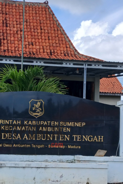 Jalan Mengelupas di Desa Ambunten Tengah Ditelantarkan