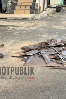 Proyek di Pertokoan Tingkat Menyisahkan Sampah