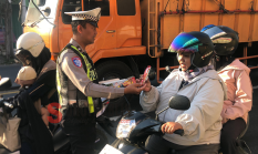 Satlantas Polres Pamekasan dan Jasa Raharja Gelar Aksi Simpatik
